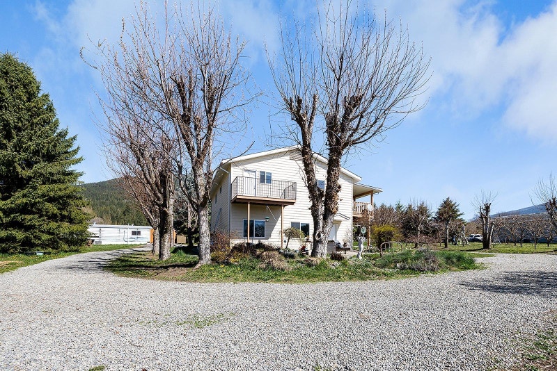 2813 HIGHWAY 3 Creston, British Columbia Houses for Sale Nelson