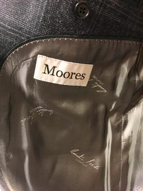 Moores Austin Reed Signature Tailored Suit Jacket in Men's in Oakville / Halton Region - Image 3