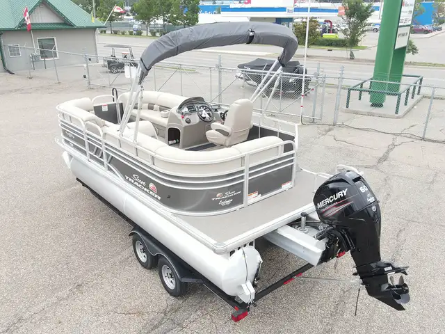 2020 Sun Tracker Party Barge 20 DLX -used pontoon boat in Powerboats & Motorboats in Prince Albert - Image 5