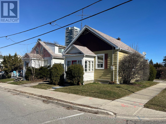 36 TRUEMAN STREET Brampton, Ontario in Houses for Sale in Mississauga / Peel Region - Image 2