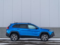 CARGET AUTOMOTIVE is thrilled to offer this 2017 Jeep Cherokee Trailhawk, an off-road-capable SUV fe... (image 5)