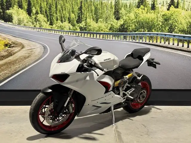 2023 Ducati Panigale V2 White Rosso Livery V2 White Rosso Livery in Street, Cruisers & Choppers in Saskatoon - Image 10
