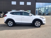 This Hyundai Tucson boasts a Regular Unleaded I-4 2.0 L/122 engine powering this Automatic transmiss... (image 5)