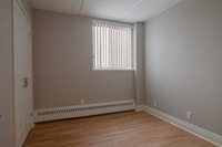 Akelius three bedroom apartment for rent. Located near Rosilyn in the Westmount neighborhood, Montre... (image 6)