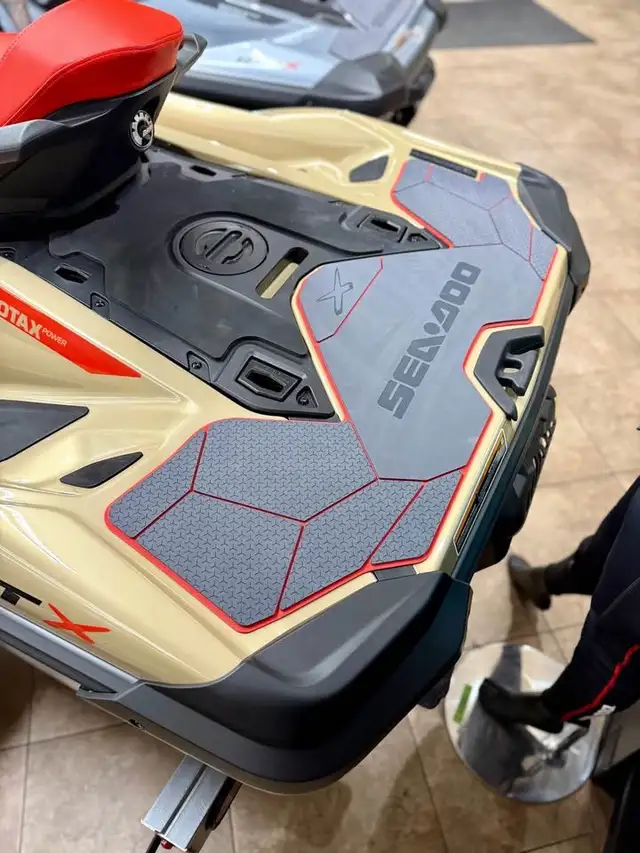 2025 SEA-DOO RXT-X 325 PREMIUM 1630CC-BLACK & GOLD in Personal Watercraft in Edmonton - Image 7