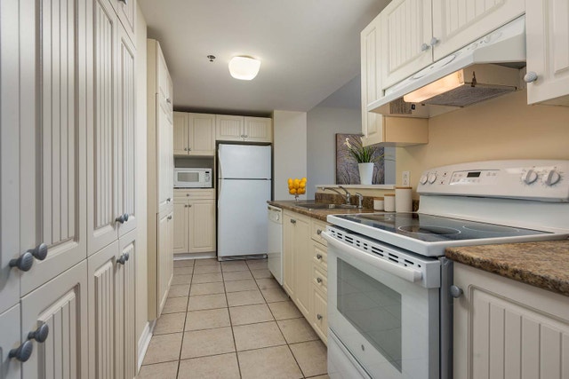 5775 Cavendish Boulevard — photo 1