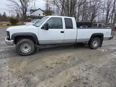Alberta truck, 1998 GMC Sierra K2500, 5.7L V8, Automatic transmission, 4x4. Equipped with heat and A...