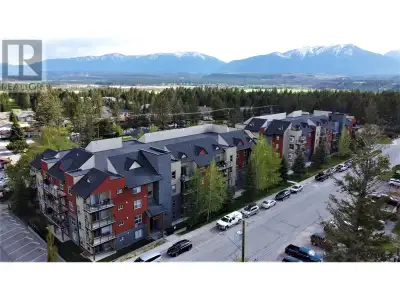Discover your dream mountain retreat in this condo nestled in the heart of Radium Hot Springs. The g...