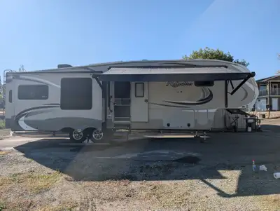 Reflection 337 5th wheel by Grand design is perfect for a winter get away and summer holidays. It fe...