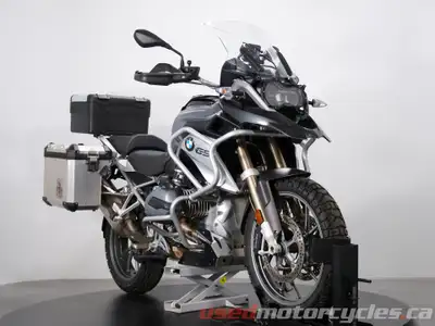 Experience the motorcycle that set the standard for adventure touring with this 2013 BMW R1200GS. Re...