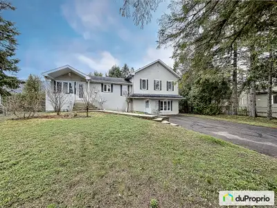 Duplex situé au cur de Saint-Sauveur. Secteur tranquille, paisible où il fait bon vivre. Près de tou...