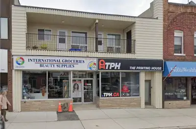 Alliston 2 bdrm apartment above store on main street good size rooms rear deck, balcony...- $1600 pl...