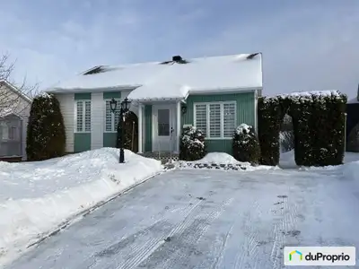 Bungalow à vendre sur grand terrain aménagé, partiellement boisé, arbres fruitiers, espace potager e...