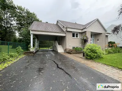 Impeccable plain-pied, cinq chambres, deux salles de bain, quatre stationnements, piscine hors-terre...