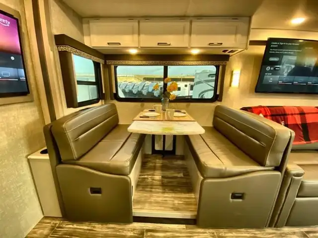 2025 Thor Motor Coach Hurricane 34R in RVs & Motorhomes in Bedford - Image 38