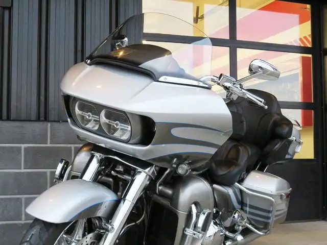 2016 Harley-Davidson FLTRUSE - CVO Road Glide Ultra in Sport Touring in Cambridge - Image 9