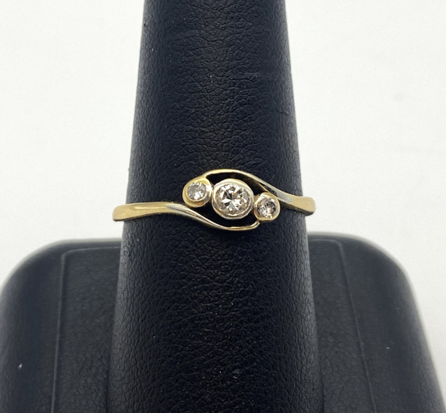 18 Karat 1.9G Yellow Gold Diamond 3 Stones Ring $195 in Jewellery & Watches in Mississauga / Peel Region