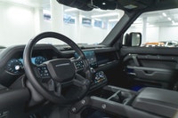 Land Rover Defender 110 P400 X-Dynamic SE 2025: - Extérieur noir métallisé SANTORINI et intérieur en... (image 1)