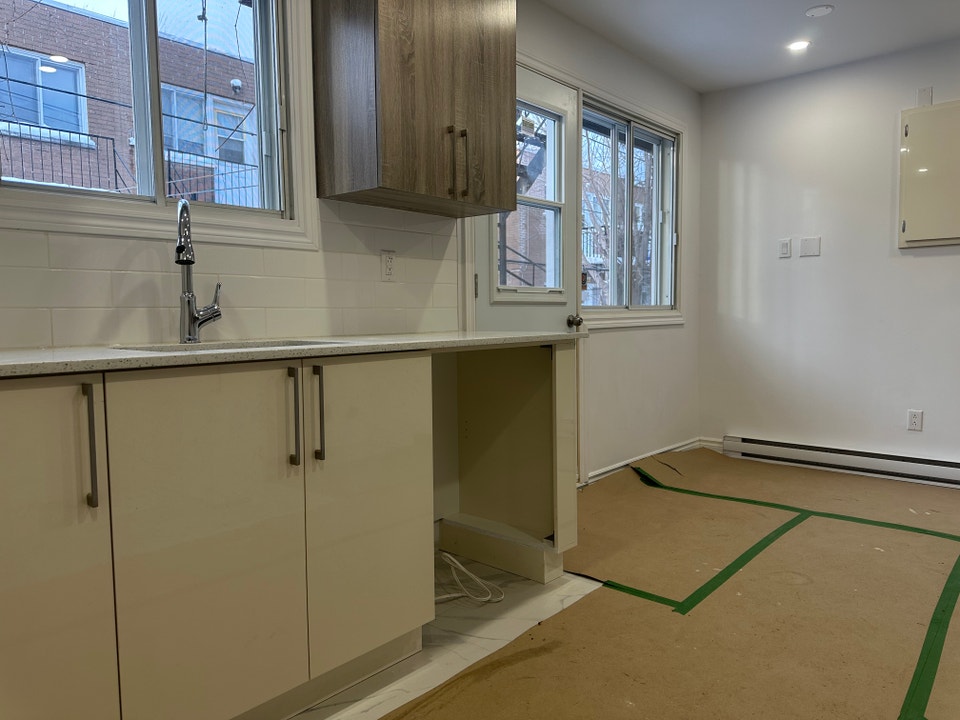 Beautiful 4 1/2 Located In The Heart Of LaSalle 2