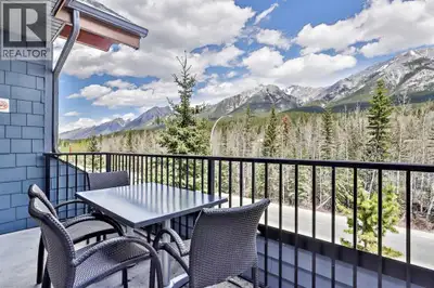 What an amazing unobstructed view from this top floor-penthouse style unit. Enjoy 12 weeks of owners...