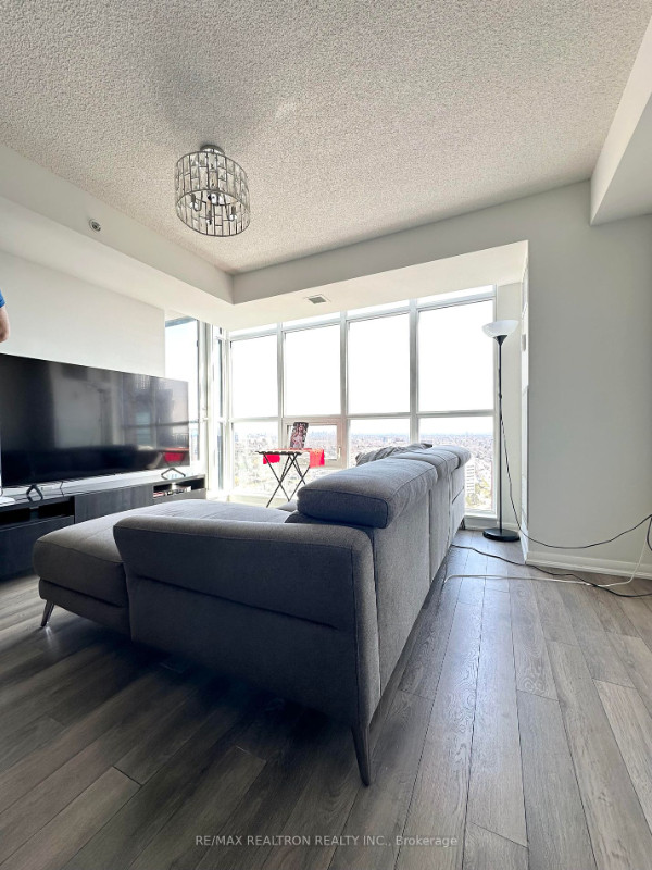 FOR SALE!!!!!!!!!!!!!!!!!Spacious 2-bed 2-bath corner unit in Condos for Sale in City of Toronto - Image 3