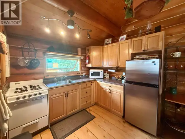 Cabin 4 Hatheume Lake Road Peachland, British Columbia in Houses for Sale in Penticton - Image 15