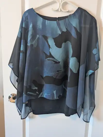 Ladies Top in a flouncy layered look, with cami underneath size XL. only worn once. suble blues, lig...