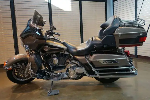 2005 Harley-Davidson Touring ULTRA CLASSIC ELECTRA GLIDE in Sport Touring in Lethbridge - Image 9