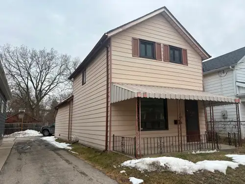 113 Dundas St, Brantford This is a charming full home. With all 3 bedrooms on the second floor as we...