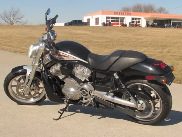 2006 Harley-Davidson VRSC R Street Rod in Street, Cruisers & Choppers in Leamington - Image 4