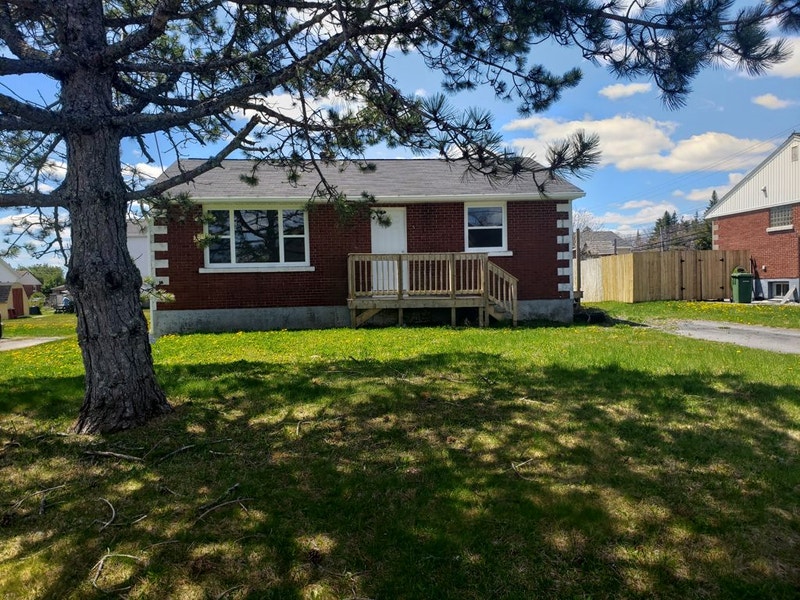 Bright & Cozy 3 Bedroom Home in Leiblin Park Halifax! Long Term