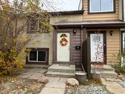 2 Bed Rm Townhouse, Great Area in Bower, Fenced Yard, Clean!