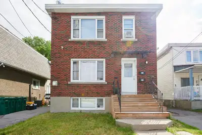 Ottawa, Hintonburg. This FURNISHED 3-bedroom, 1 full bathroom Upper level Apartment is for rent! Ava...