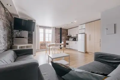 Appartement à aire ouverte entièrement meublé, situé au cœur du Vieux-Québec, au coin de la rue Ste-...