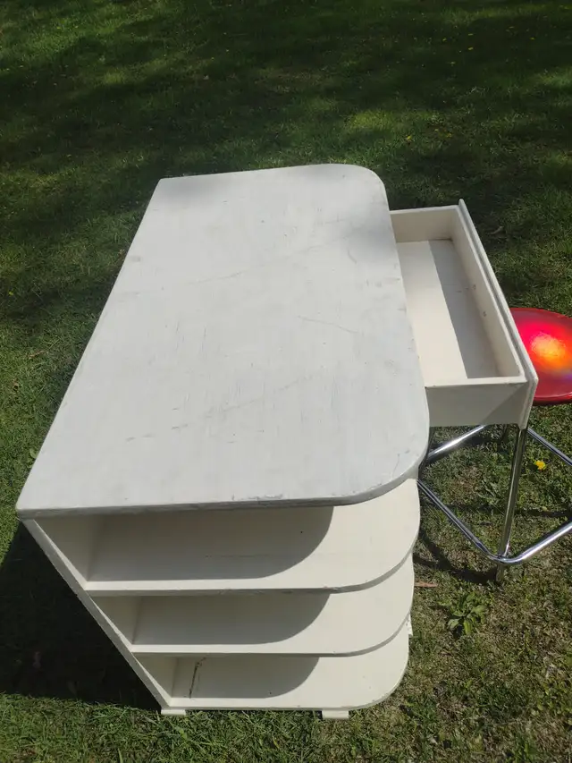 Child's desk with retro stool in Desks in Barrie - Image 9