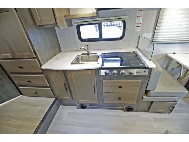 2022 Coachmen Leprechaun 230CB Classe C Compact + 6 Pneus neuf in RVs & Motorhomes in Laval / North Shore - Image 11