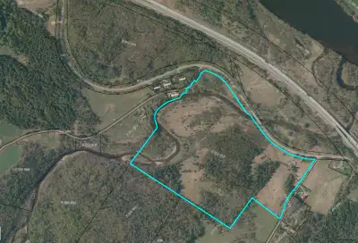 ********************* English follows below ******* Terre à vendre de 75.3 acres en partie zonés Bla...