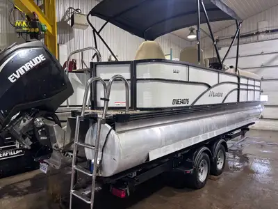 SUPERBE PONTON 3 QUILLES 24’ 2 MOTEURS 1X 250HP ET UN 9.9 MODELE MANITOU ENCORE 24’ PRO ANGLER FF 20...