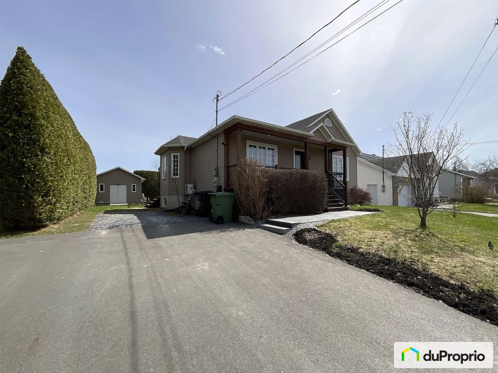 $559,000 - Bungalow for sale in Sherbrooke (Jacques-Cartier) — photo 1