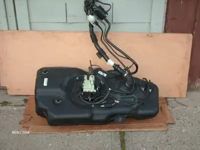 Good, slightly used O.E. "reservoir, SCRS" (166 470 37 01, superseeded to 166 470 72 01) in new cond...