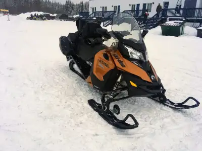 Ski-Doo Grand Touring SE 1200 4-TEC 2017 Kilométrage: 26956 km Moteur 4 temps, 3 cylindres, 130ch. 1...