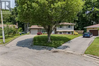 Charming 3 bedroom sidesplit in a beautiful neighbourhood. Pull into the private driveway leading to...