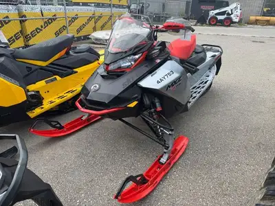 USED 2022 SKI DOO MXZ XRS 850 ETECH WITH SMART SHOX 6,377 KM - READY FOR WHEN THE SNOW HITS! $12,499...