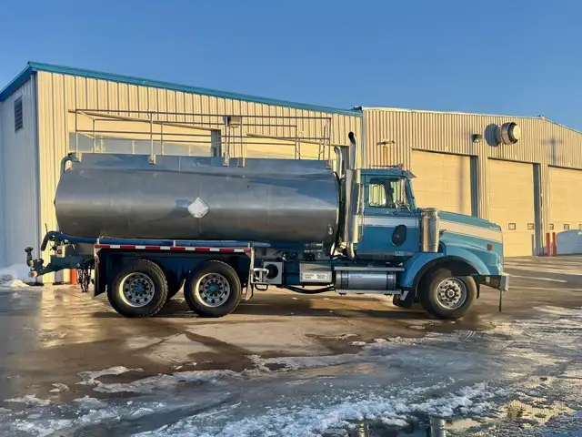 2003 WESTERN STAR 4900 in Heavy Trucks in Saskatoon - Image 5