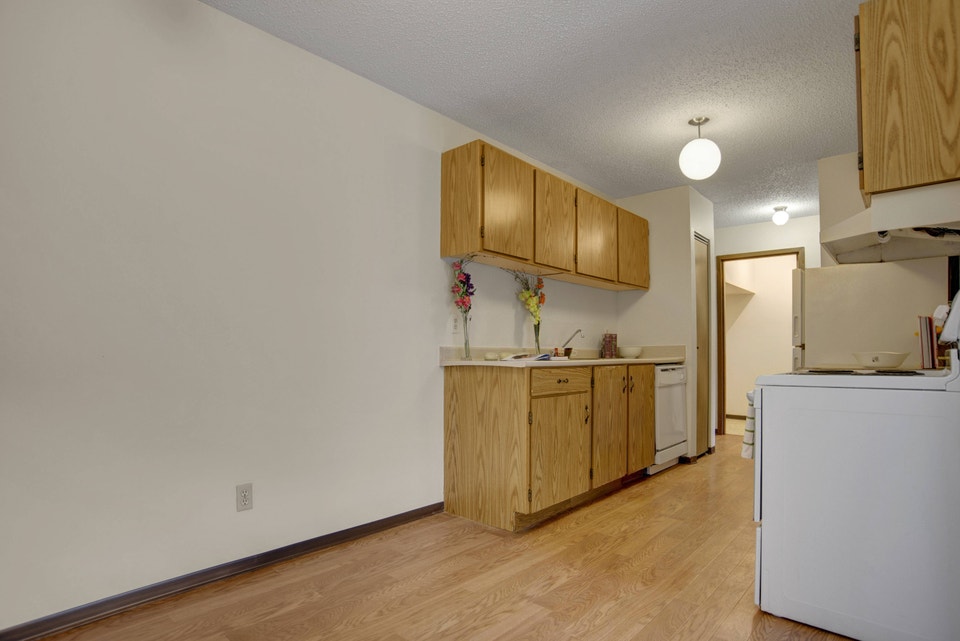 2 Bed x 1 Bath Apartment for Rent on Kingsmere Blvd 3