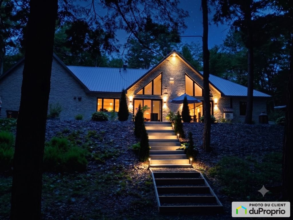 $1,298,500 - Bungalow for sale in St-Francois-Xavier-De-Brompton — photo 1