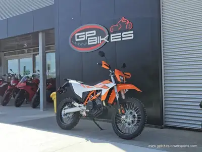 Your KTM 690 ENDURO R grumbles with the rising revs as suburbia slowly disappears behind you. Upfron...