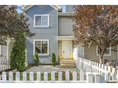 Welcome to this well-kept 3 bedroom townhome in Summerside with LAKE ACCESS! In front of the unit is...