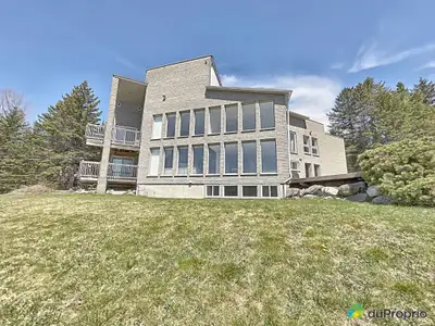 Maison de villégiature avec grande fenestration, sur le bord du Lac PontBriand. Très grand terrain p...