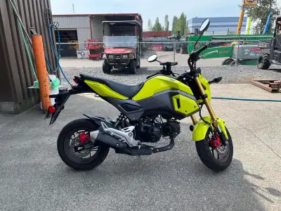 2018 Honda Grom 125 CC Motorcycle, comes with 2 seats and bike lock, yellow exterior, black interior...